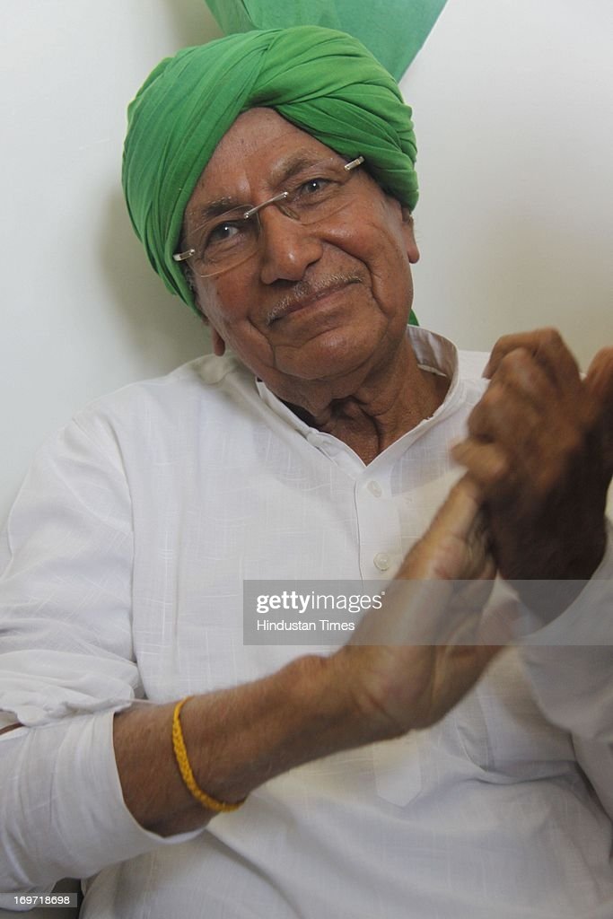 Naferathi's tweet photo. पूर्व मुख्यमंत्री चौ.ओमप्रकाश चौटाला जी के चेहरे का तेज़ इस बात का प्रमाण है..
कि आने वाले दिनों में समूचे देश भर से वे भाजपा-कांग्रेस जैसी किसान विरोधी पार्टियों का सूपड़ा साफ़ कर देगें। 
तीसरे मोर्चे की शुरुआत हरियाणा से होगी

.@inldpresident @AbhaySChautala @JagranNews https://t.co/svv5Jr5IWH
