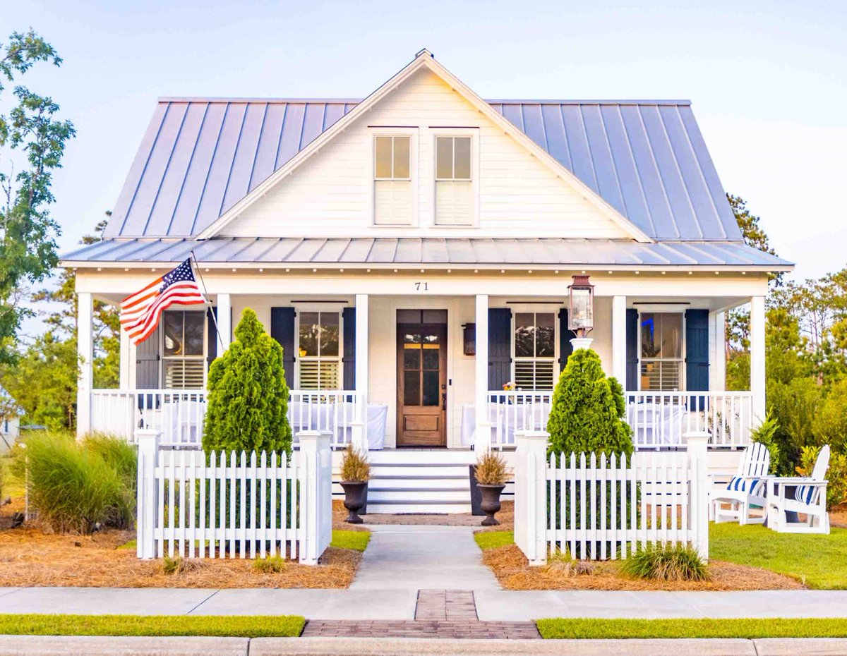 This House Crush Friday would be this charming home from our friends @AllisonRamseyArchitects. Be sure to check out this timeless design when you explore our Boathouse Row neighborhood.

#RDhomes #RiverDunes