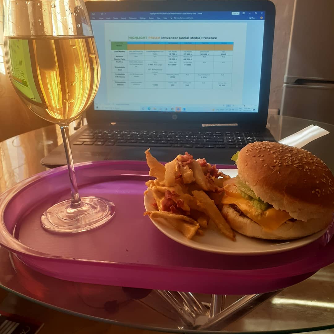 Sbuda_Love's tweet photo. Can not wait for my company to be where I want it to be, so that I can have people (employees) to drink with every Wednesday and Friday after lunch. Open bar at work. #Love #AmazingBoss @SteersSA
#WackyWednesday #TheWayNgingakhona https://t.co/u88wrVl4xs