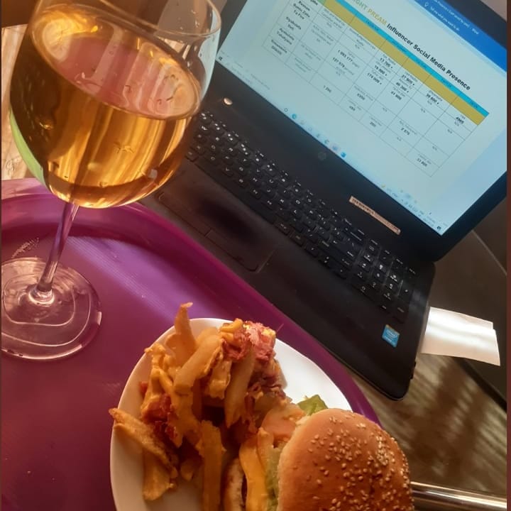 Sbuda_Love's tweet photo. Can not wait for my company to be where I want it to be, so that I can have people (employees) to drink with every Wednesday and Friday after lunch. Open bar at work. #Love #AmazingBoss @SteersSA
#WackyWednesday #TheWayNgingakhona https://t.co/u88wrVl4xs