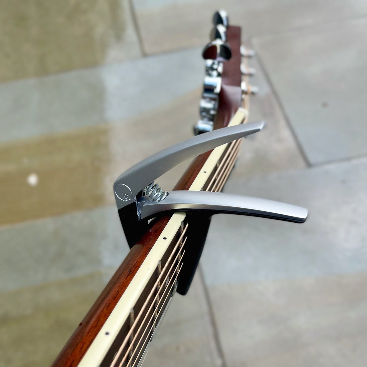 Fast, easy to use and carefully designed to greatly reduce the problems caused by excessive clamping force, the @G7thCapos Nashville is perfect for those who prefer the simplicity of a spring capo #G7thCapos #NashvilleCapo #springcapo