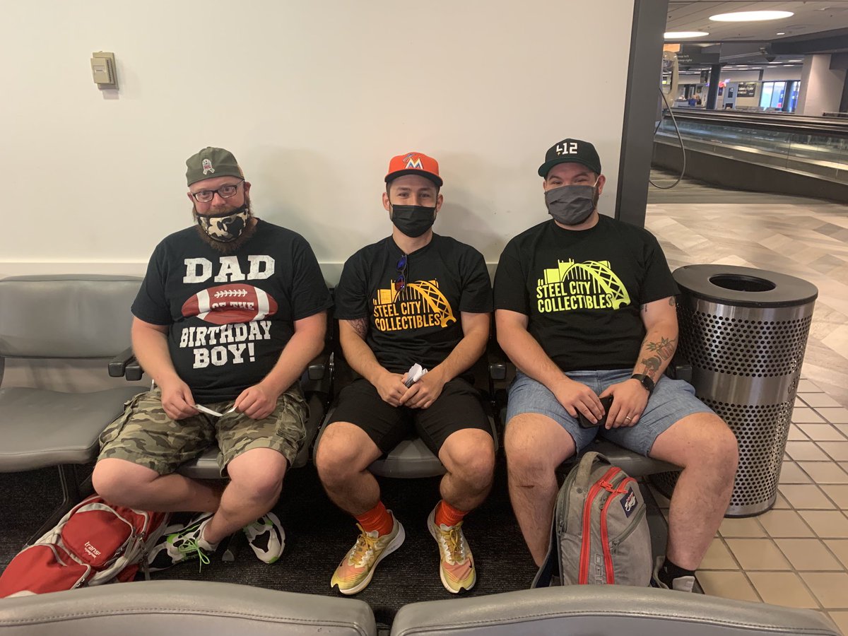 SCCTradingCards's tweet photo. Sales crew ready to go! @nsccshow #everyoneshowed #noonequit https://t.co/a7vH8V1h7y
