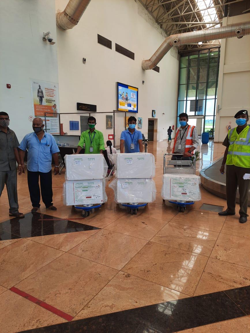 AAI_Official's tweet photo. AAI is #DeliveringEssentials across the nation!
Today, 5,252 vials of #Covishield #vaccine were transported from Pune @aaipunairport by @AAICLAS_in. The cargo was handled safely and was received in time at Belagavi @aaiblgairport. #safedelivery #airdelivery #aircargo https://t.co/dWgP7LiOPc