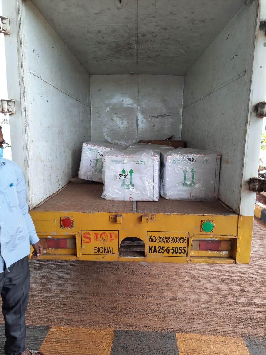 AAI_Official's tweet photo. AAI is #DeliveringEssentials across the nation!
Today, 5,252 vials of #Covishield #vaccine were transported from Pune @aaipunairport by @AAICLAS_in. The cargo was handled safely and was received in time at Belagavi @aaiblgairport. #safedelivery #airdelivery #aircargo https://t.co/dWgP7LiOPc