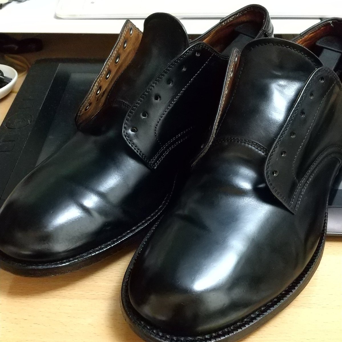 どうしても艶がでないので、最後の手段の耐水ペーパーを掛けてクリームで磨いたら…なんということでしょう😃 