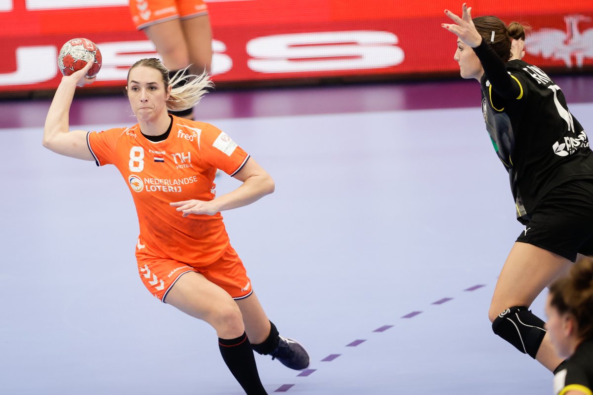 What a way to start the #Olympics for The Netherlands! The Dutch team is leading their group with a superbe Lois Abbingh! 🇳🇱🍊 📸 IHF