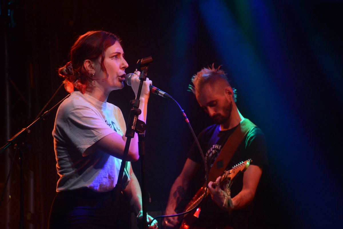 lecastormag's tweet image. VĖRSįNTHË 99, le 9 juillet dernier à La Flèche d'Or, sous l'œil de Fiona Rigby ! 🔥💚

#QueerPunk #PunkFéministe #QueerMusicians #FeministMusicians #PunkRock #LGBTQIAAP+ #RiotGrrrl #Queer
