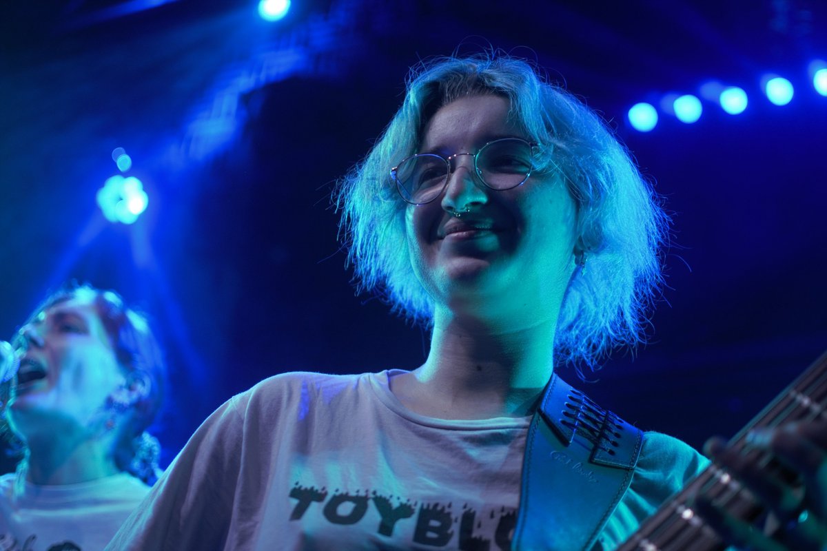 lecastormag's tweet image. VĖRSįNTHË 99, le 9 juillet dernier à La Flèche d'Or, sous l'œil de Fiona Rigby ! 🔥💚

#QueerPunk #PunkFéministe #QueerMusicians #FeministMusicians #PunkRock #LGBTQIAAP+ #RiotGrrrl #Queer