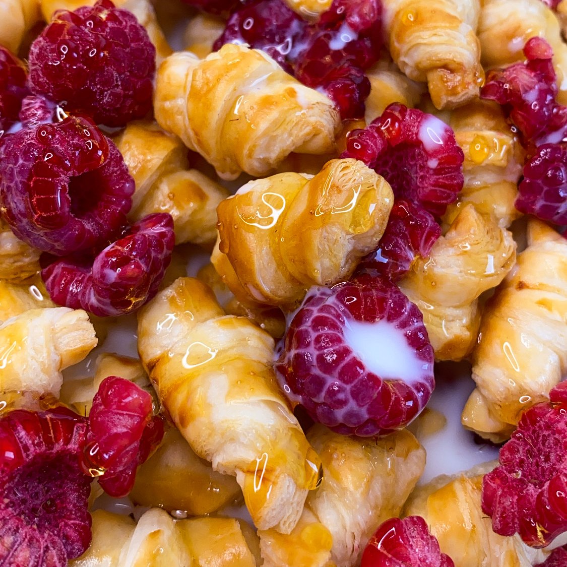 We came up with this idea of baking little croissants and then eating em like cereals with milk and frozen raspberries - turn out fabulos ❤️😸

#comfortfood  #cereal #Foodie #foodblogger #NFTCommunity #NFTs #Food #cheflife #raspberrypi #milkyway