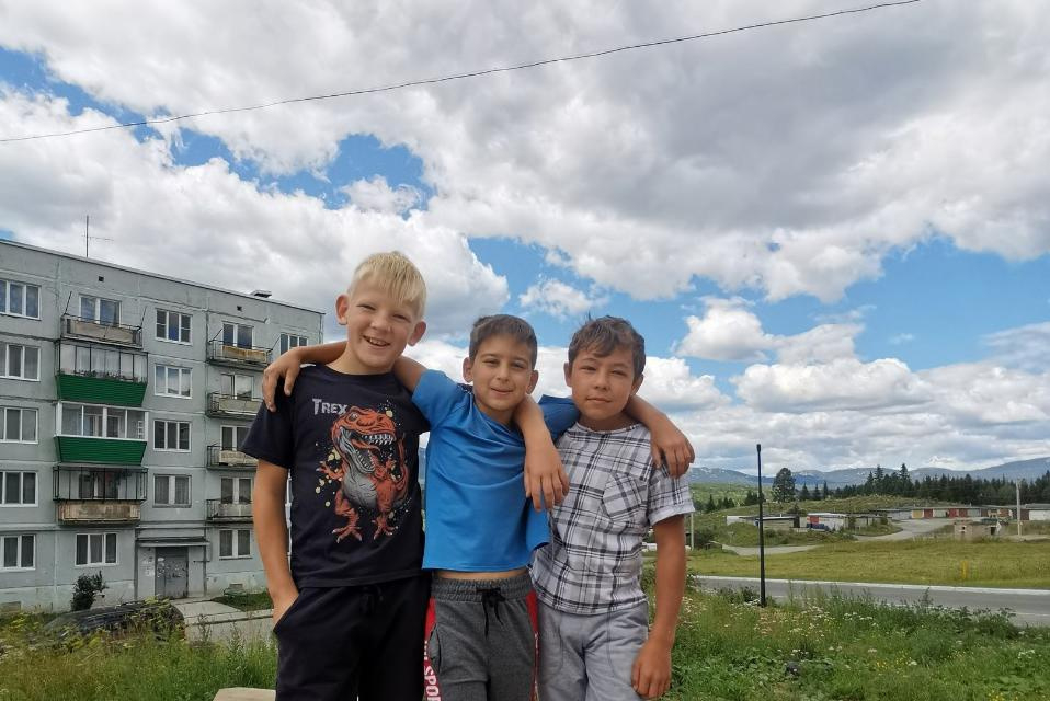 Трое мальчиков спасли тонущего ребёнка в Башкирии. Один из них нырнул под воду и толкал ребёнка наверх, второй тянул за волосы, а третий пытался освободить ноги от водорослей. Когда они подняли мальчика на поверхность, на помощь подоспели взрослые.

Родители могут ими гордиться!
