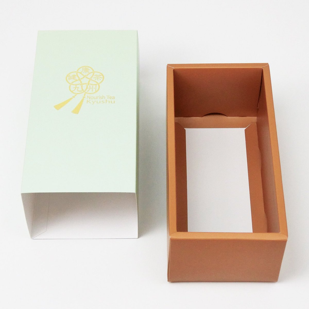 tamapack_design's tweet photo. 九州限定で展開の贈答用銘茶「健康茶 九州」500gと300gの茶葉兼用のケースです。
蓋はスリーブ形状で商品名を金の箔押し加工しています
#製作事例 #グローカル九州 #TEA #健康 #パッケージ #段ボール #ダンボール #デザイン #タマパック #TAMAPACK https://t.co/v545SOLjot
