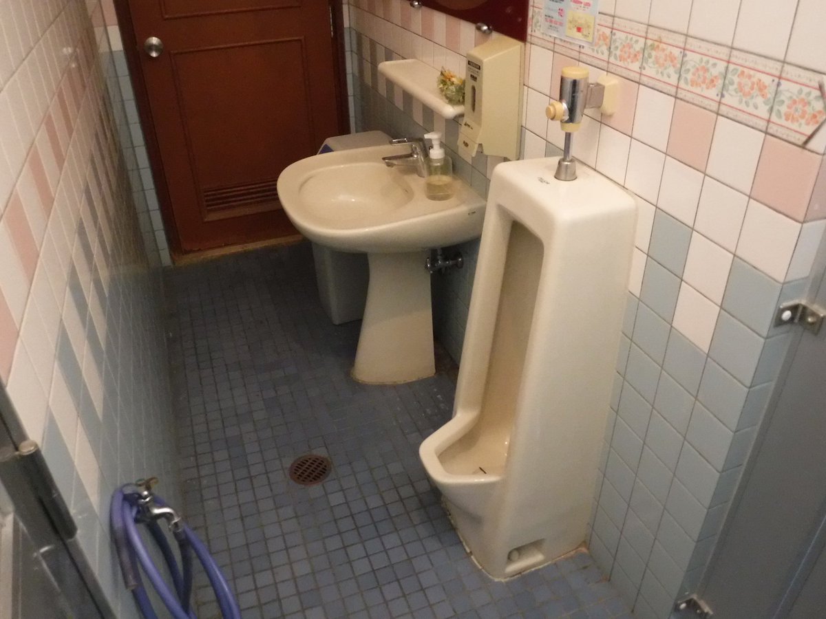 とあるレストランのトイレです。バブル期を感じさせる造りとなってい