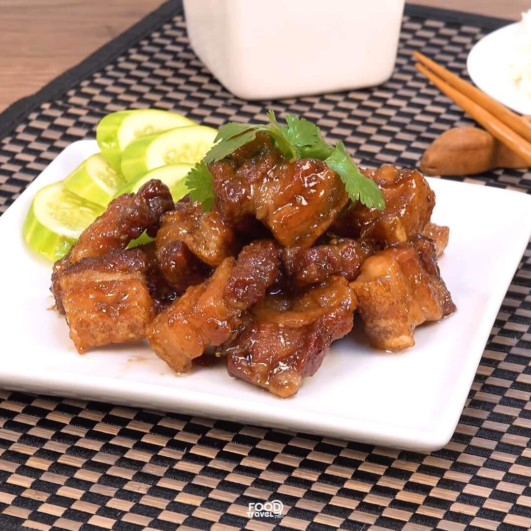 FoodTravelTV's tweet photo. ส่วนผสม
1.หมูสามชั้นหั่นชิ้น 500 กรัม
2.เกลือป่น  1 ช้อนชา
3.รากผักชี 1 ช้อนโต๊ะ
4.กระเทียมไทย  15 กลีบ
5.พริกไทยเม็ด 1/2 ช้อนชา
6.น้ำตาลปี๊บ 1 ช้อนโต๊ะ
7.ซีอิ๊วขาว 1 1/2 ช้อนชา
8.ซอสหอยนางรม 1 ช้อนโต๊ะ
9.น้ำมันพืช 2 ช้อนโต๊ะ
10.น้ำเปล่า 1 ช้อนโต๊ะ
11.น้ำมัน สำหรับทอด 
12.ผักชี https://t.co/b5MYro5Ptn