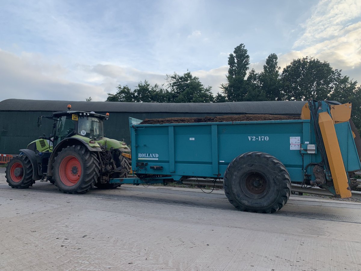 Spreading chicken manure on the barley stubble in preparation for planting Oil Seed Rape #agriculture #BackBritishFarming