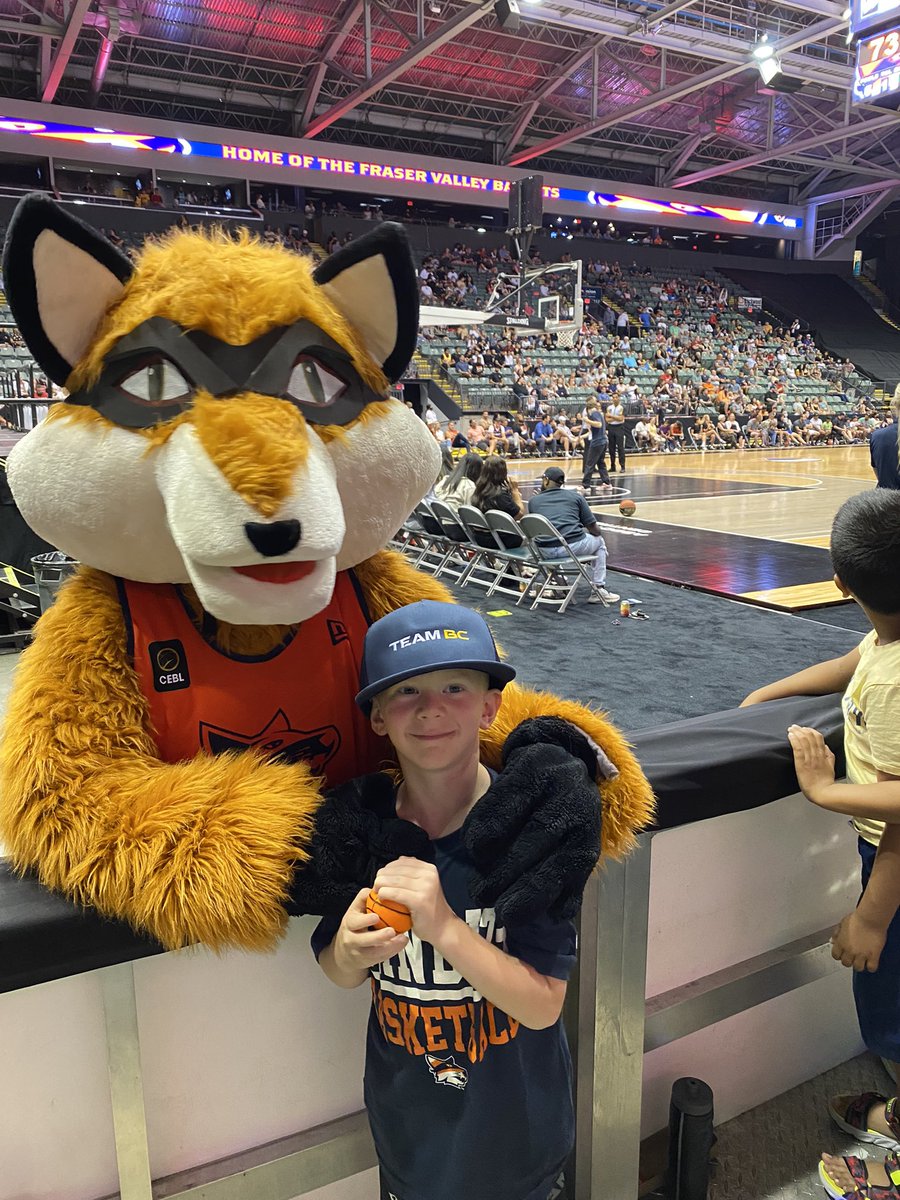 Made it to my first @FV_Bandits game! I think <a href="/CameronKusch/">Cameron Kusch</a> will be proud 🏀 

Gosh it feels good to attend a live sport event ❤️😅