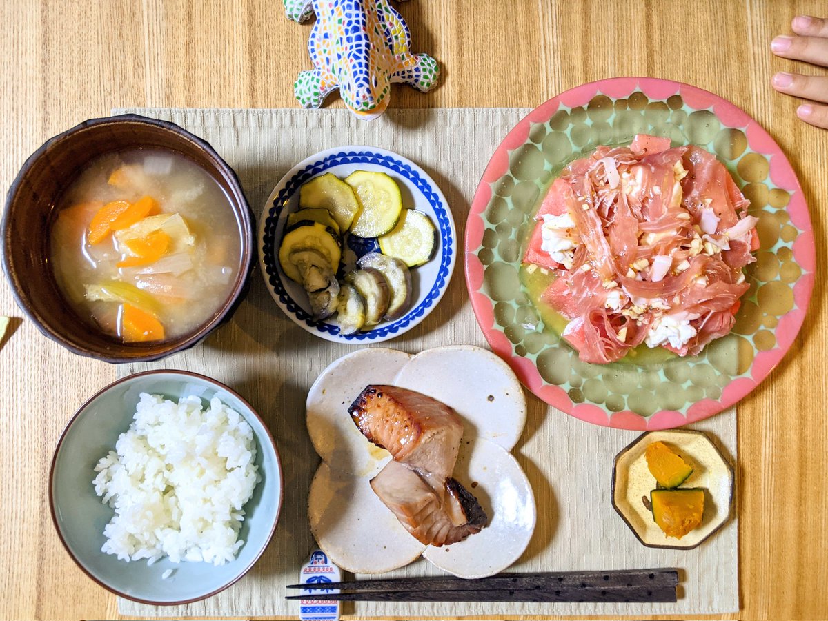 ほ げ ま Social Distancing 西瓜とカッテージチーズ と生ハムのサラダにはオリーブオイル いつ買ったか謎な白ワインビネガー 黒胡椒 はちみつ マスタードちょっと入れてみた 生ハムめっちゃ合う 西瓜の甘さと瑞々しさにめっちゃ合う カッテージチーズで