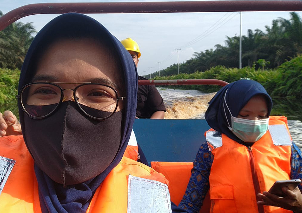 Selama pandemi, sekolah-sekolah terpaksa ditutup. Simak bagaimana guru-guru dari 280 sekolah milik perusahaan kami di daerah terpencil  mengatasi tantangan agar anak-anak tetap beroleh pendidikan. bit.ly/33fBGRl