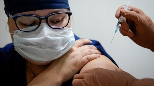 OMC_Esp's tweet photo. 📢El CGCOM recuerda a los profesionales sanitarios que el negacionismo sobre la vacuna de la COVID-19 supone un riesgo para la salud pública y vulnera la ética médica  

No vacunarse supone un riesgo para la salud pública y puede violar las normas deontológicas de la profesión https://t.co/YV09AMFUDj