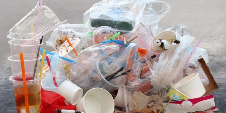 IPEN_AF's tweet photo. Une nouvelle étude menée dans 14 pays dans le monde, parmi lesquels le Cameroun à laquelle le #CREPD a participé montre que pratiquement tous les plastiques contiennent des additifs chimiques dangereux
Lire notre communiqué de presse https://t.co/IIRed5gW1V
#EvitonsLesPlastiques https://t.co/QmgKwATA11