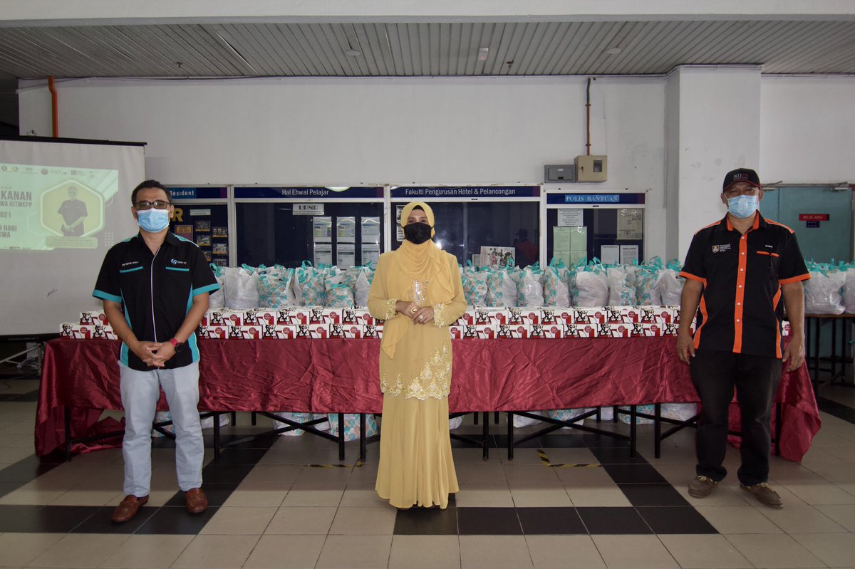 dmorasmi's tweet photo. Alhamdulillah, sumbangan bakul makanan dan KFC telah selesai diagihkan kepada 221 orang mahasiswa/siswi UiTM Cawangan Pulau Pinang. Walaupun jauh di mata tetapi saya gembira apabila dapat melihat wajah mahasiswa/siswi yang ceria menerima sumbangan ini.
#KPTPrihatin
#uitmcpp https://t.co/JxtMrTRCdr