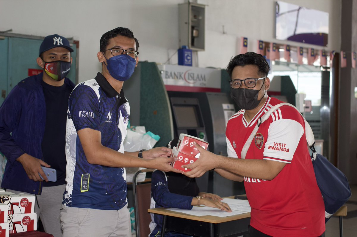 dmorasmi's tweet photo. Alhamdulillah, sumbangan bakul makanan dan KFC telah selesai diagihkan kepada 221 orang mahasiswa/siswi UiTM Cawangan Pulau Pinang. Walaupun jauh di mata tetapi saya gembira apabila dapat melihat wajah mahasiswa/siswi yang ceria menerima sumbangan ini.
#KPTPrihatin
#uitmcpp https://t.co/JxtMrTRCdr