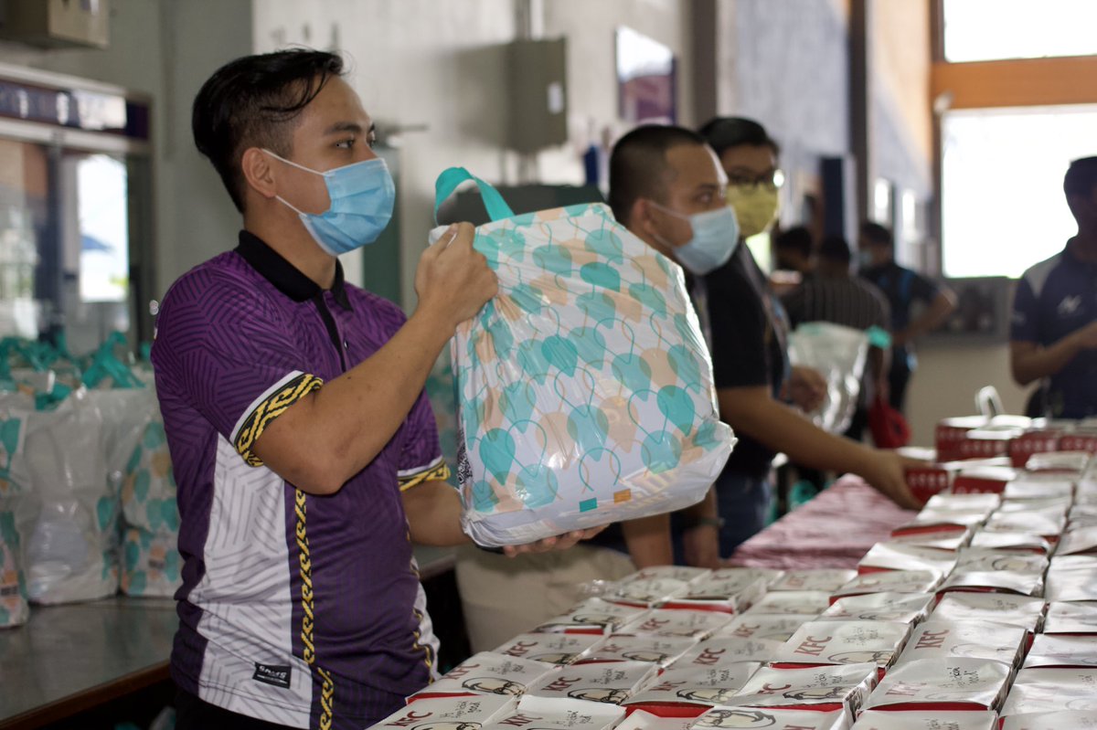 dmorasmi's tweet photo. Alhamdulillah, sumbangan bakul makanan dan KFC telah selesai diagihkan kepada 221 orang mahasiswa/siswi UiTM Cawangan Pulau Pinang. Walaupun jauh di mata tetapi saya gembira apabila dapat melihat wajah mahasiswa/siswi yang ceria menerima sumbangan ini.
#KPTPrihatin
#uitmcpp https://t.co/JxtMrTRCdr