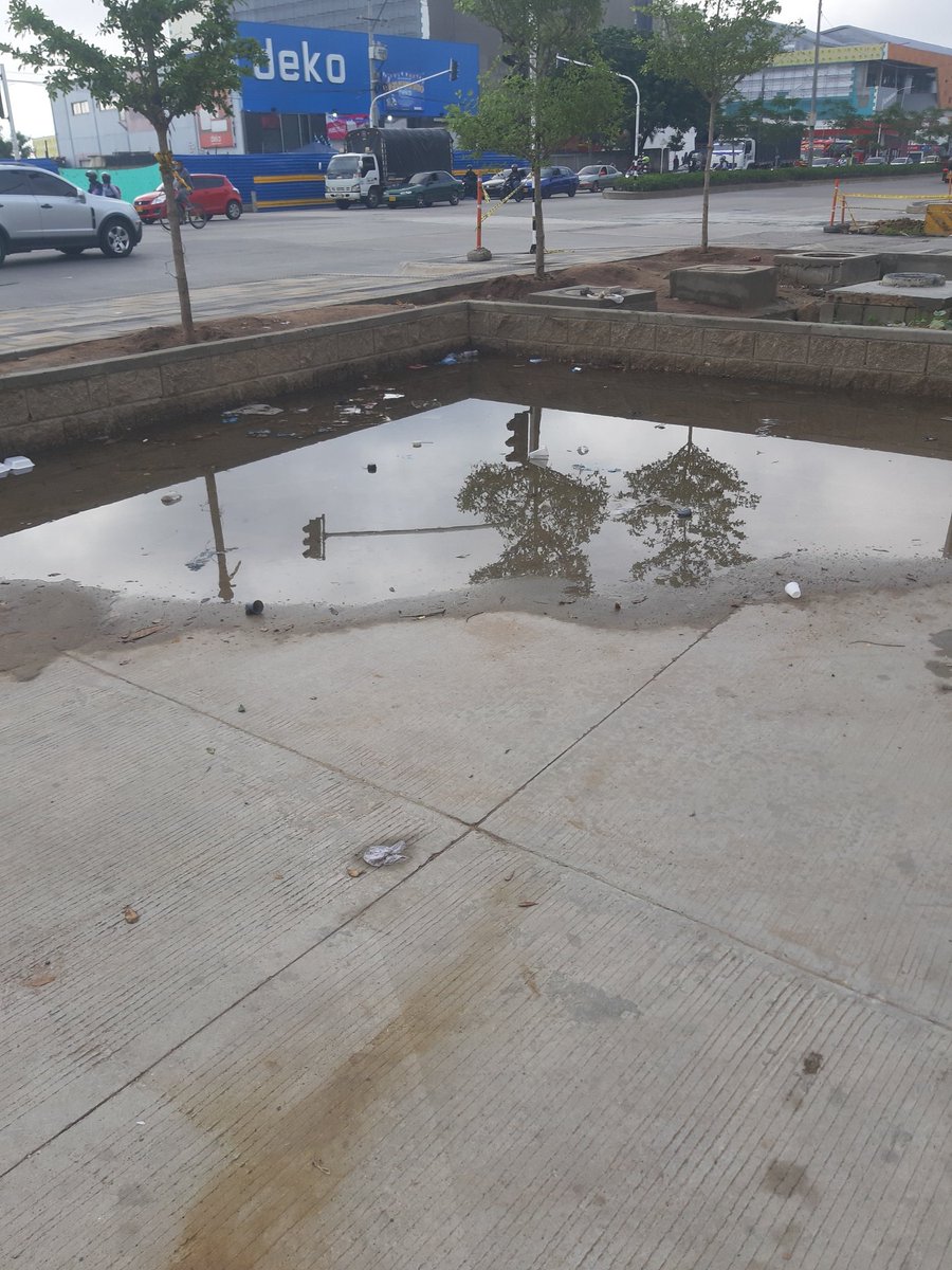 Diomede54443125's tweet photo. @noticiasyabq como pueden ver esta .laguna en pleno parqueadero d un centro comercial q verguenza d ingenieros contratista y d interventoria todo los dias median q empanada.? https://t.co/xLjyrjDHXe