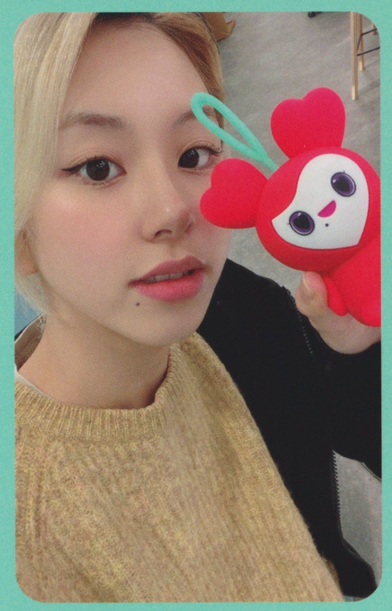 Hourly Michaeng S Tweet Twice Laburi Bluetooth Speaker Set Photocard Scan Credits Timetotwicee 미나 채영 미챙 Twice 트와이스 Jypetwice Trendsmap