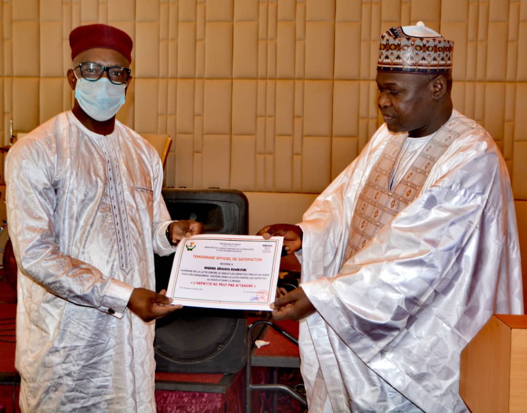 Ce matin, en présence de la Première Dame Hadiza Bazoum, j'ai été honorée par le Ministre de la Santé Publique,  de la Population et des Affaires Sociales qui m'a decerné un témoignage officiel de satisfaction pour toutes mes actions dans la lutte contre les Hépatites Virales .