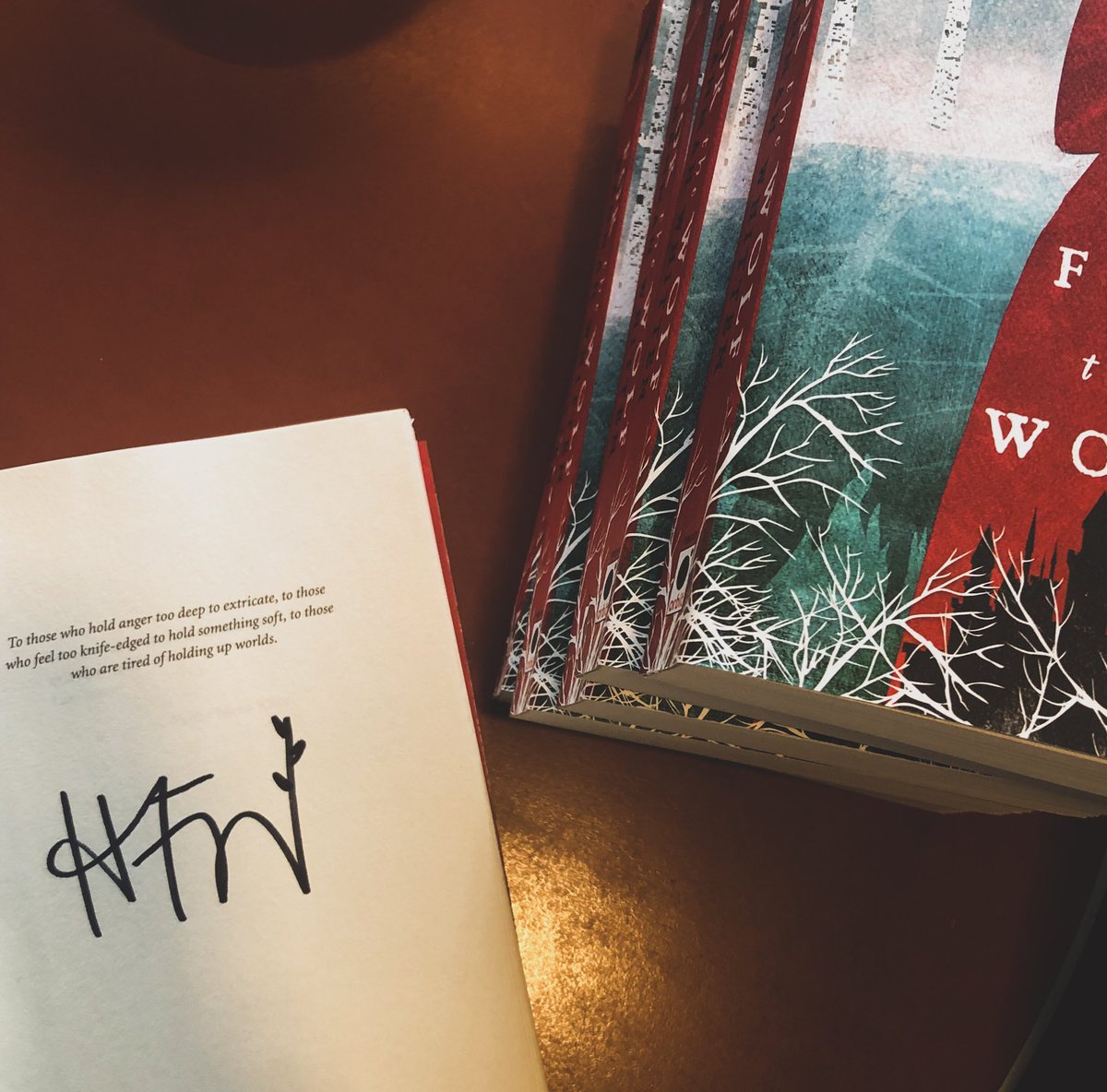 hwhittenwrites's tweet photo. I have….so many author copies so let’s do a giveaway
✨RT/F
✨follow me on IG (same handle)
✨int’l okay 
✨winner gets a signed UK edition AND US edition https://t.co/mh4sWf8EEU