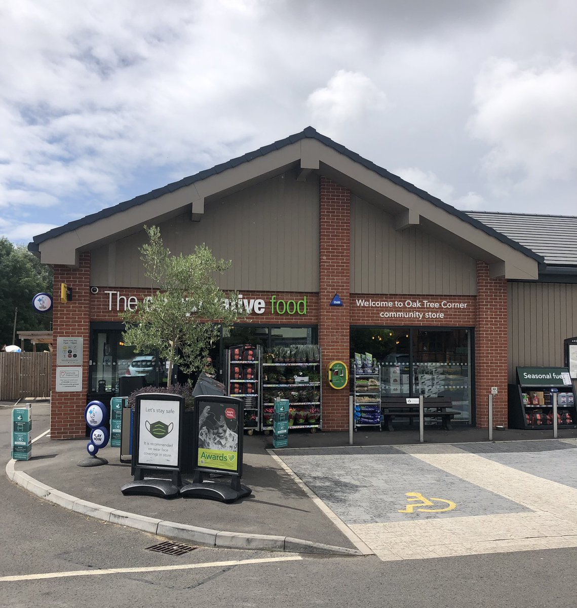 BirdCantona's tweet image. Super proud of my team for making my store number 1 on the society scorecard…..amazing customers, superb store, just a great place to work #teamoaktree #proudmanager @RealSoulShaker @adamleewaudby
