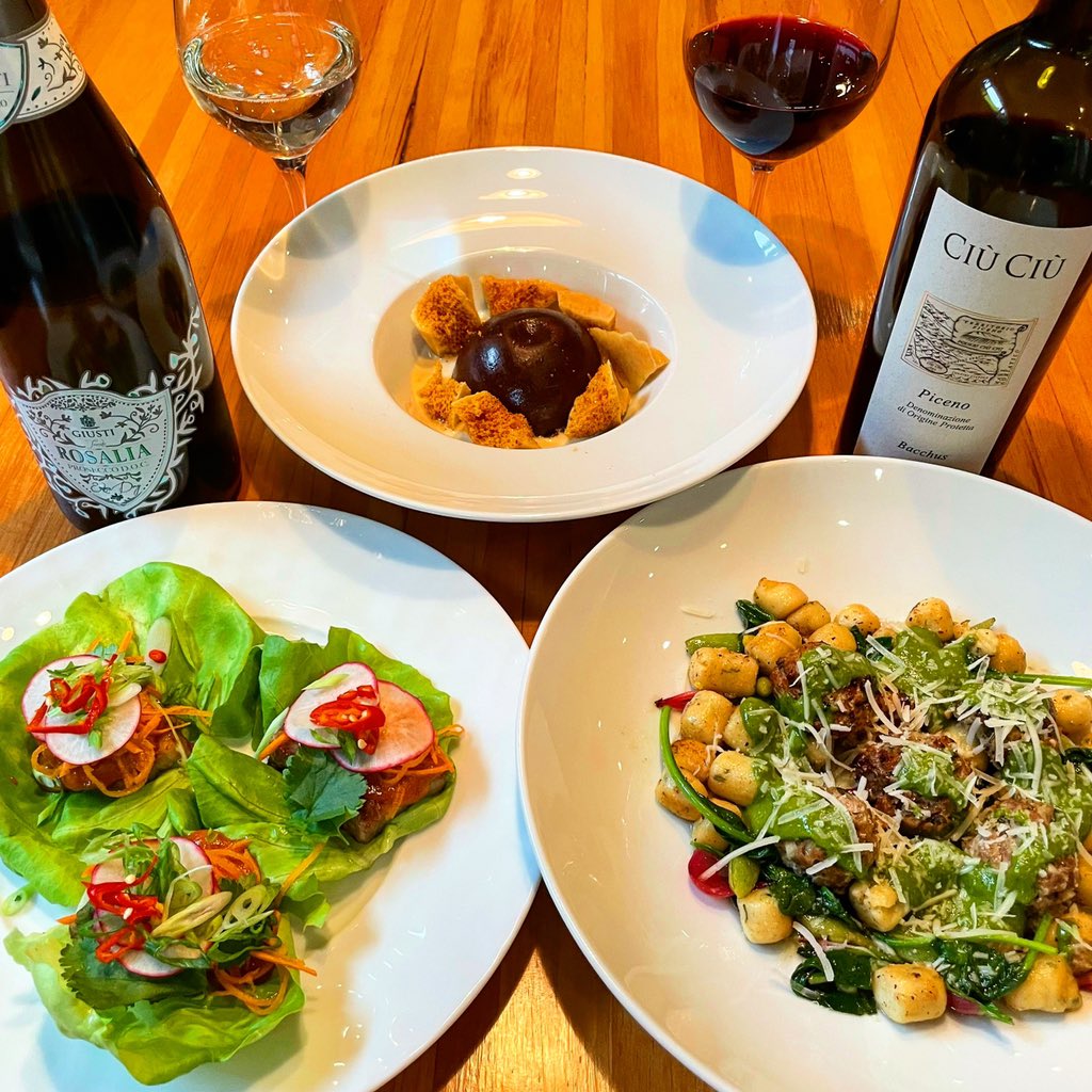 stevebeckta's tweet image. Pork belly lettuce wraps 😋
Lamb Meatballs with Parisian Gnocchi 🙋‍♂️
Chocolate Bomb 💣
Killer wine pairings 🍷
$38 for two courses
$45 for three courses
$150 for “Dinner for 2” with sparkling &amp;amp; red pairings 

Order through curatedbybeckta.com for pick up or delivery July 28-31