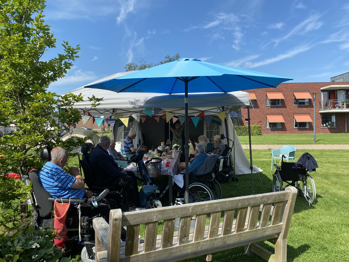 Bewoners Twaalf Hoven genieten op camping Tirrelzicht. Er wordt volop meegeleefd met de bouw van het nieuwe onderkomen. "Leuk hoor dat we straks samenleven met schoolkinderen van Tiggeldobbe en DePiramiden."detirrel.nl/verhalen/bewon…
#HetHogeland #Rottinghuis #Samenmakenwijdetirrel