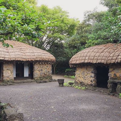Bl00dMxxn's tweet photo. [ Jimin update ]

📍Jeju Folk Village 🇰🇷 

 " Wearing amazing hanbok and discovering the Folk Village." 

#RoseWoodxJeju #TeamBAMF https://t.co/u8DWh2QEKK
