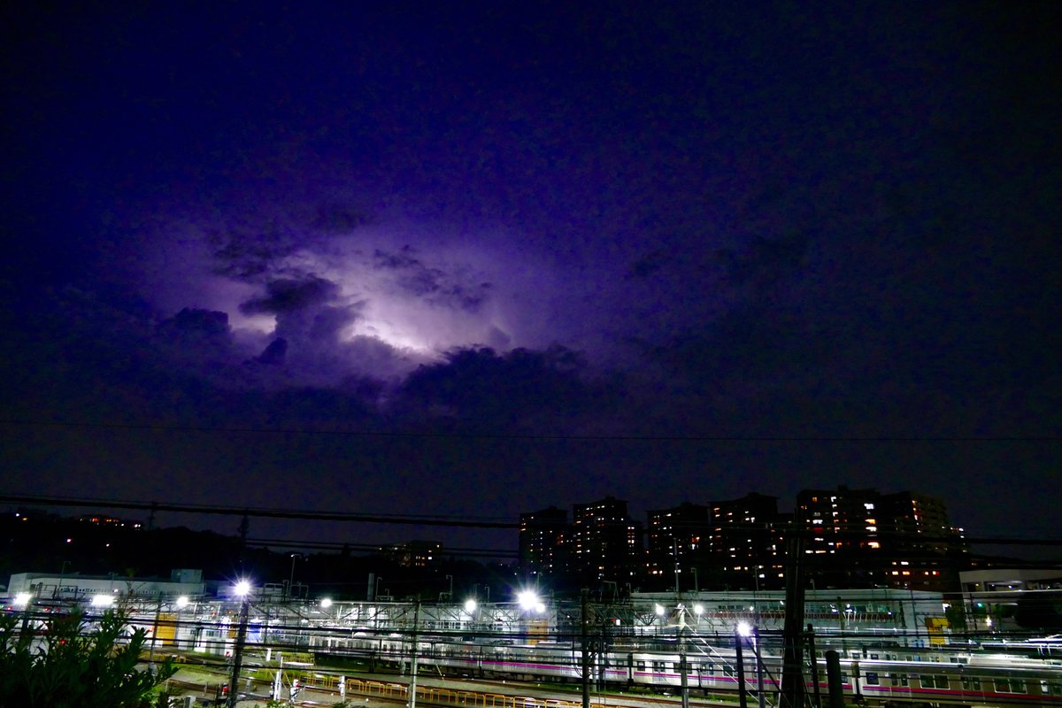 takungm's tweet photo. 遠くで光る雷。音は聞こえなかったので、だいぶ遠くなんだと思うけど、どこらへんなんだろ？ https://t.co/oT74vrkvvE