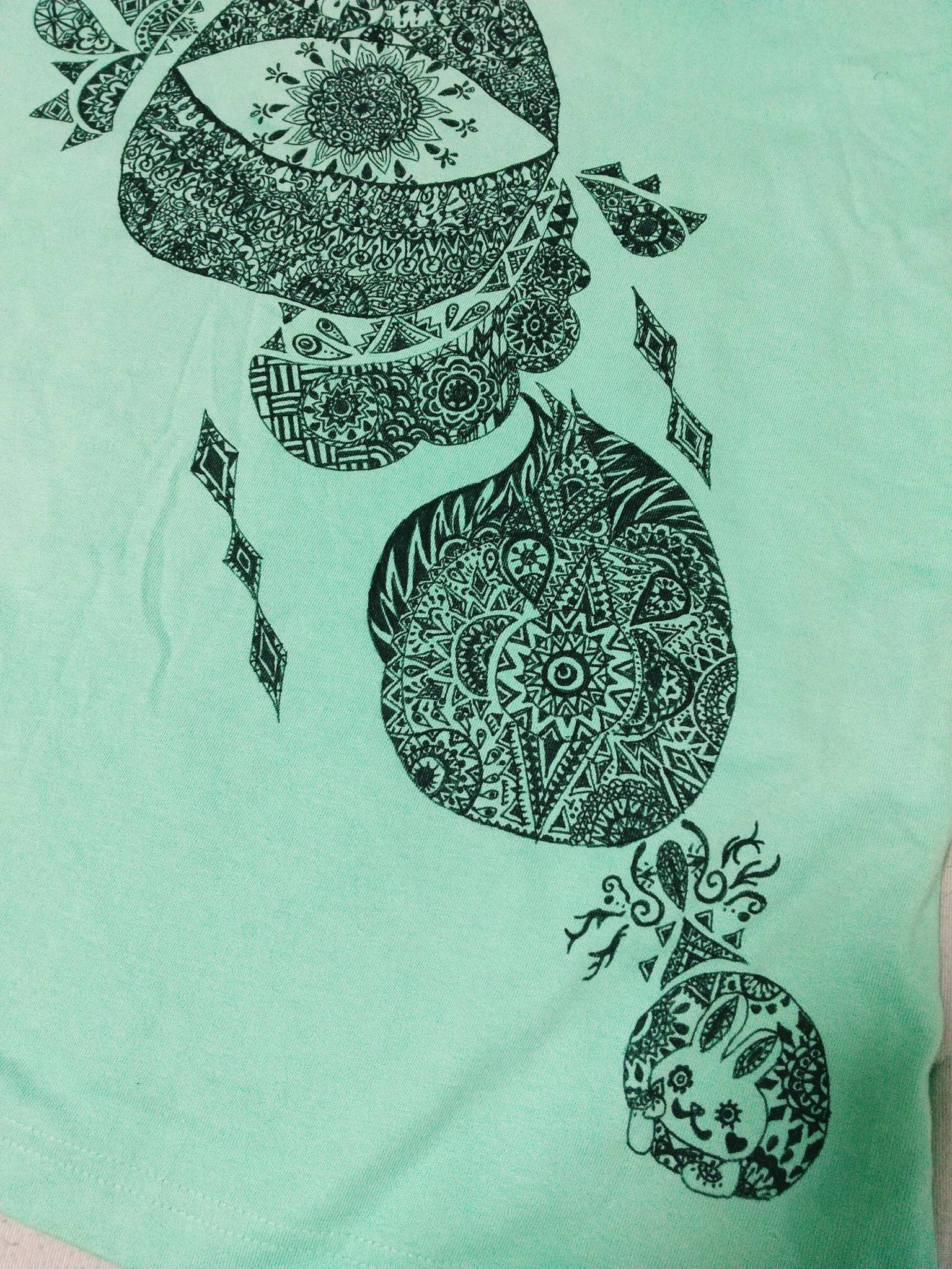 ピエタ ノアレ 自作tシャツ 無地tシャツに絵を描いたよ 表 花火の卵 目玉が花火になっている イラスト ペン画 Tシャツ 卵 花火 猫 雲 魚 お化け 描いてみた モノクロ 自作t モノクロイラスト Amongus アマングアス 線画 T Co