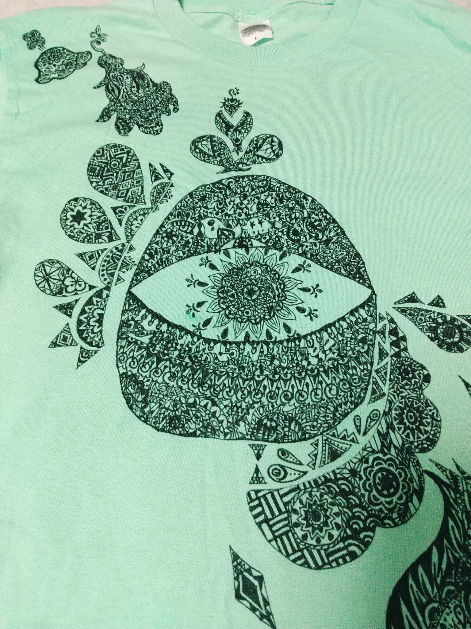 ピエタ ノアレ 自作tシャツ 無地tシャツに絵を描いたよ 表 花火の卵 目玉が花火になっている イラスト ペン画 Tシャツ 卵 花火 猫 雲 魚 お化け 描いてみた モノクロ 自作t モノクロイラスト Amongus アマングアス 線画 T Co