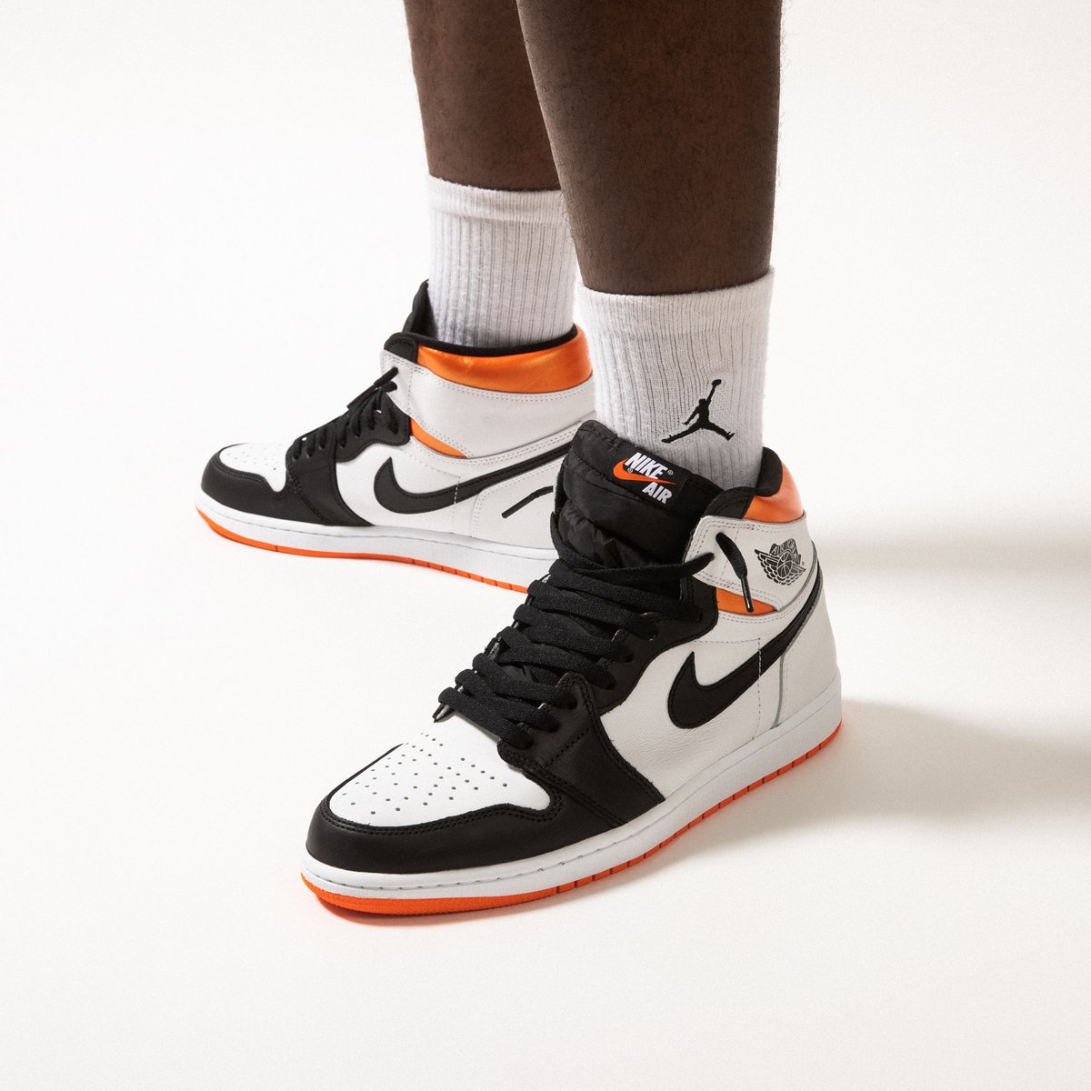 titoloshop's tweet photo. out now 🔥 Air Jordan 1 Retro High OG *Electro Orange* are now available online 📲 https://t.co/jHXiPdB2D7

style code 🔎 555088-180 

#titolo #jordan #aj1 #airjordan1 #electroorange #titoloshop https://t.co/0HQFKrFKEC
