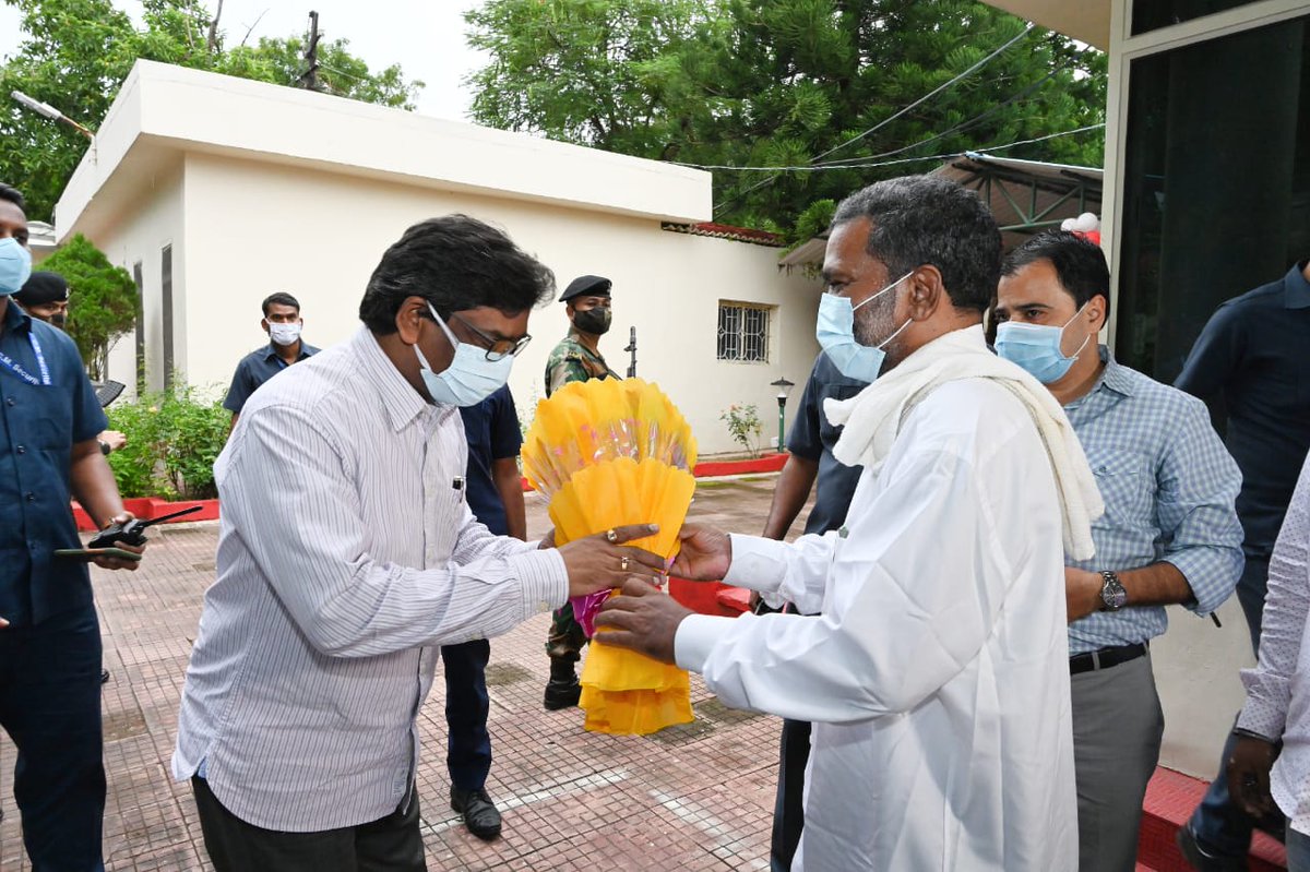 JharkhandCMO's tweet photo. मुख्यमंत्री श्री @HemantSorenJMM ने स्वास्थ्य लाभ ले रहे शिक्षा मंत्री श्री @Jagarnathji_mla से मुलाकात कर उनका कुशलक्षेम जाना। शिक्षा मंत्री को उपलब्ध कराई जा रही स्वास्थ्य सेवाओं से मुख्यमंत्री अवगत हुए और चिकित्सकों को आवश्यक निदेश दिया। https://t.co/hYALlKoQR8