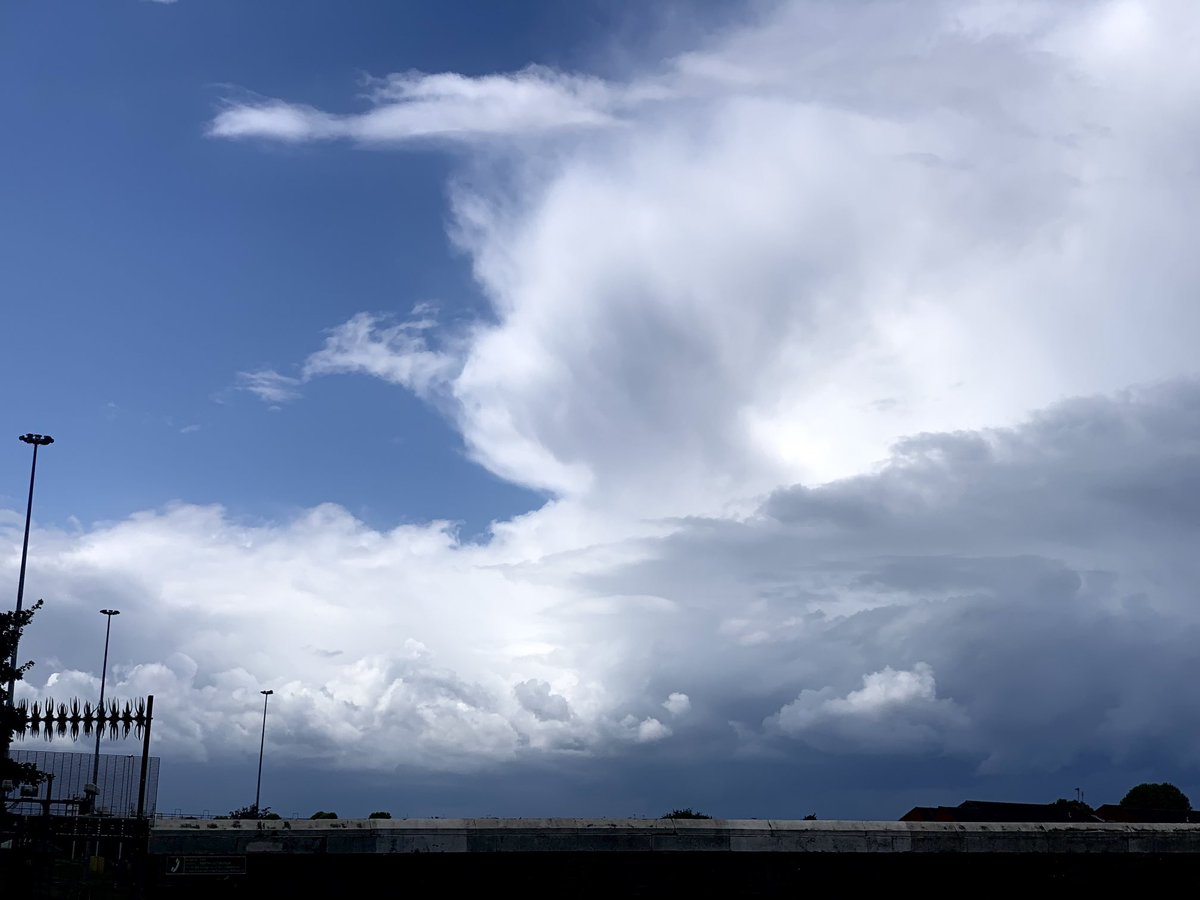 A big #cumulonimbus (or “CB”
as meteorologists call them). Lurking over NW London and probably around 30,000ft tall🌩
