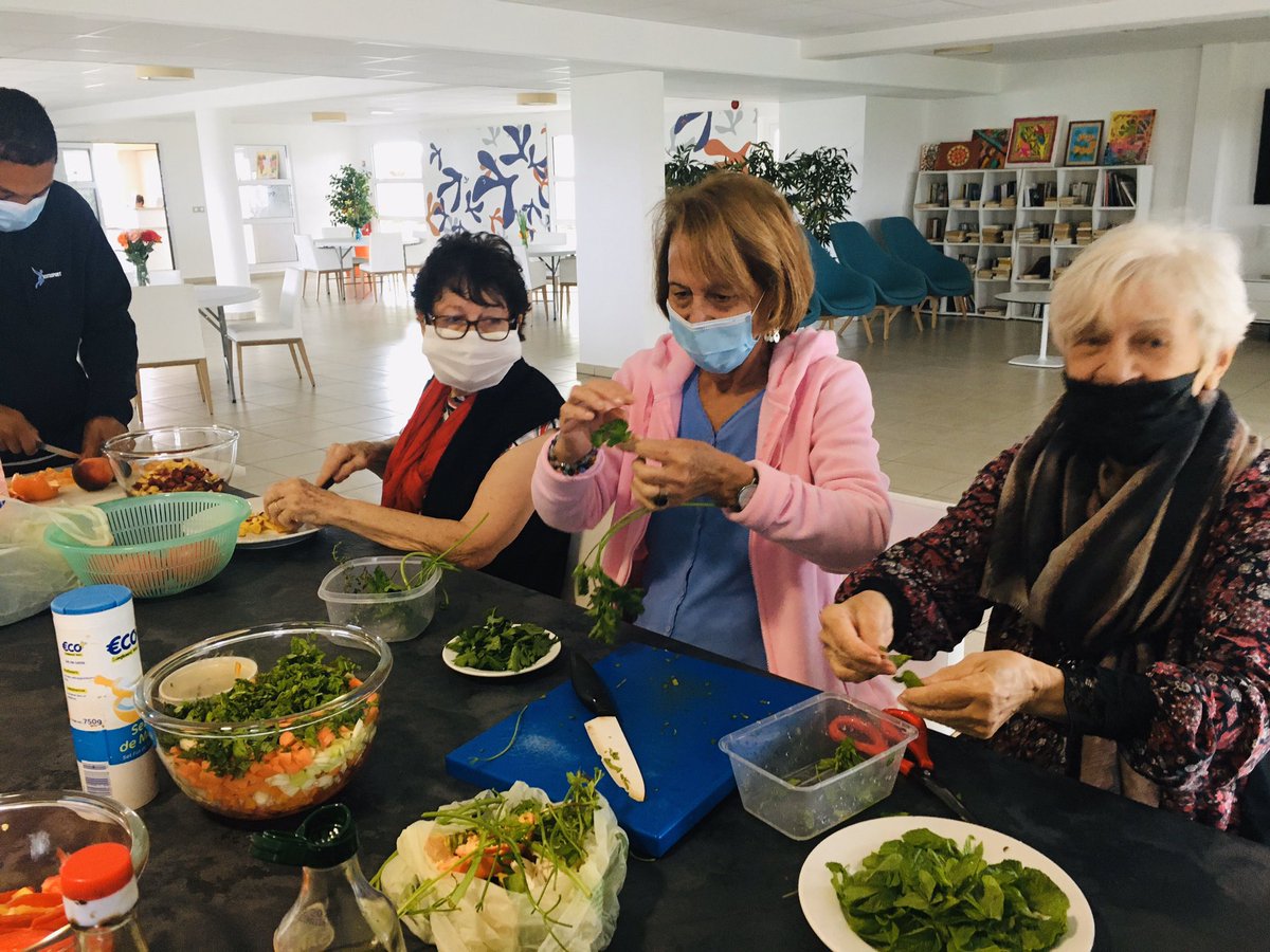 SenSteMarie's tweet photo. La dernière séance du cycle « #Nutrition » clôture les #ateliers #AtoutAges en beauté avec la préparation du menu élaboré par les #diététiciens. Les #résidents sont ensuite repartis chacun avec leur #PanierRepas à déguster chez eux. #Team974 #convivialité #BienVieillir #BeauEtBon https://t.co/8U1D2MdvzL