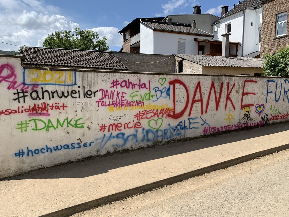 nagenborg's tweet photo. Am Montag gab es unweit der Familie, der ich in #Ahrweiler helfen durfte, diese tolle Motivation ❤️
#Hochwasser #Ahrtal #KarftDurchKaltenInstantKaffee https://t.co/nApSit0wV1