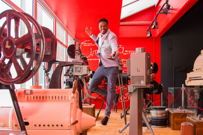 L'enfant du pays Khris Burton, plusieurs fois primé à Londres, à Berlin et aux Etats-Unis pour ses courts-métrages et ses clips, se prépare à passer au long-métrage et s'engage pour l'avenir du 7e art martiniquais. Entretien 👇
zpr.io/2nimHnU7bmeG