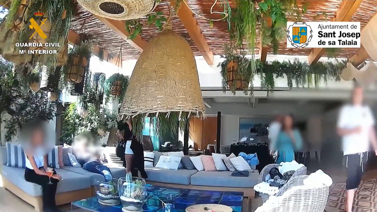 Na Bea Roselló <a href="/brosello1/">brosello</a> ens acosta avui el descontrol de les festes il·legals a #Eivissa. El <a href="/Consell_Eivissa/">Consell d'Eivissa</a> es proposa contractar detectius per aturar-les. 

Ens en conta tots els detalls Mariano Juan, conseller d'Ordenació Turística i lluita contra l'intrusisme.

<a href="/IB3radio/">IB3 Ràdio</a>