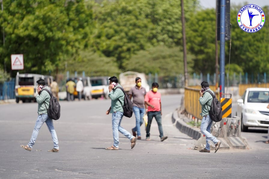 CYBTRAFFIC's tweet photo. Dear Citizen,

Is it You !!??

Don't use phone while crossing roads.

#RoadSafety #RoadSafetyCyberabad https://t.co/PyxQP7bCtQ