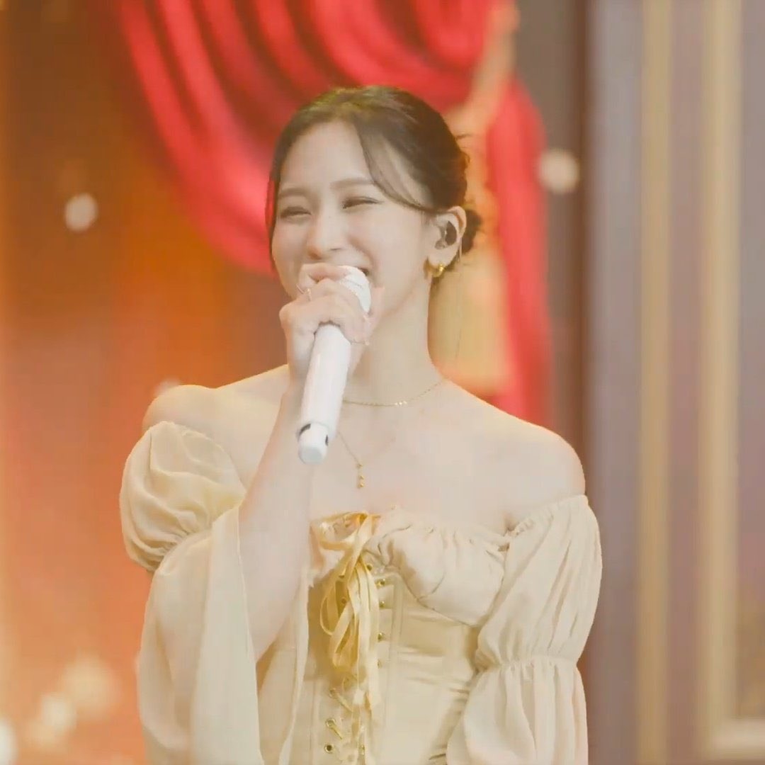 the way mina's eyes turn into crescents when she smiles🥺