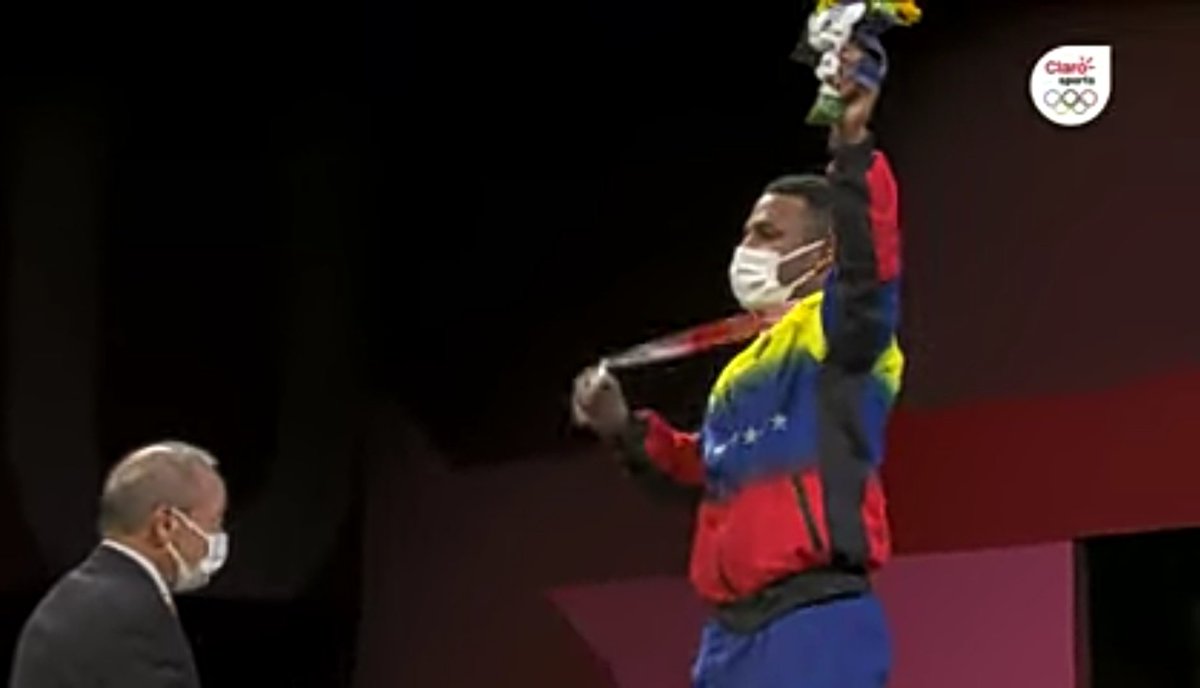 EfectoCocuyo's tweet photo. #Ahora Julio Mayora levanta su medalla de plata, en #Tokyo2020

Esta se convierte en la medalla número 18 que consigue Venezuela en unos #JuegosOlimpicos, segunda en la disciplina de #Halterofilia https://t.co/evvAzkzKmr