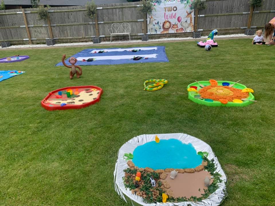 LittleLearnerUK's tweet image. How fab is this party set up by Aisha at @LLNWKent 💜
#littlelearners #twowild #toddlerbirthday #messyplay #messyplayparty #safaritheme #safarithemedparty #greenhithe #longfield #bexley #babyparty #dartford #crayford #gravesend #bexleymums #crayfordmums #jungleanimals #messykids