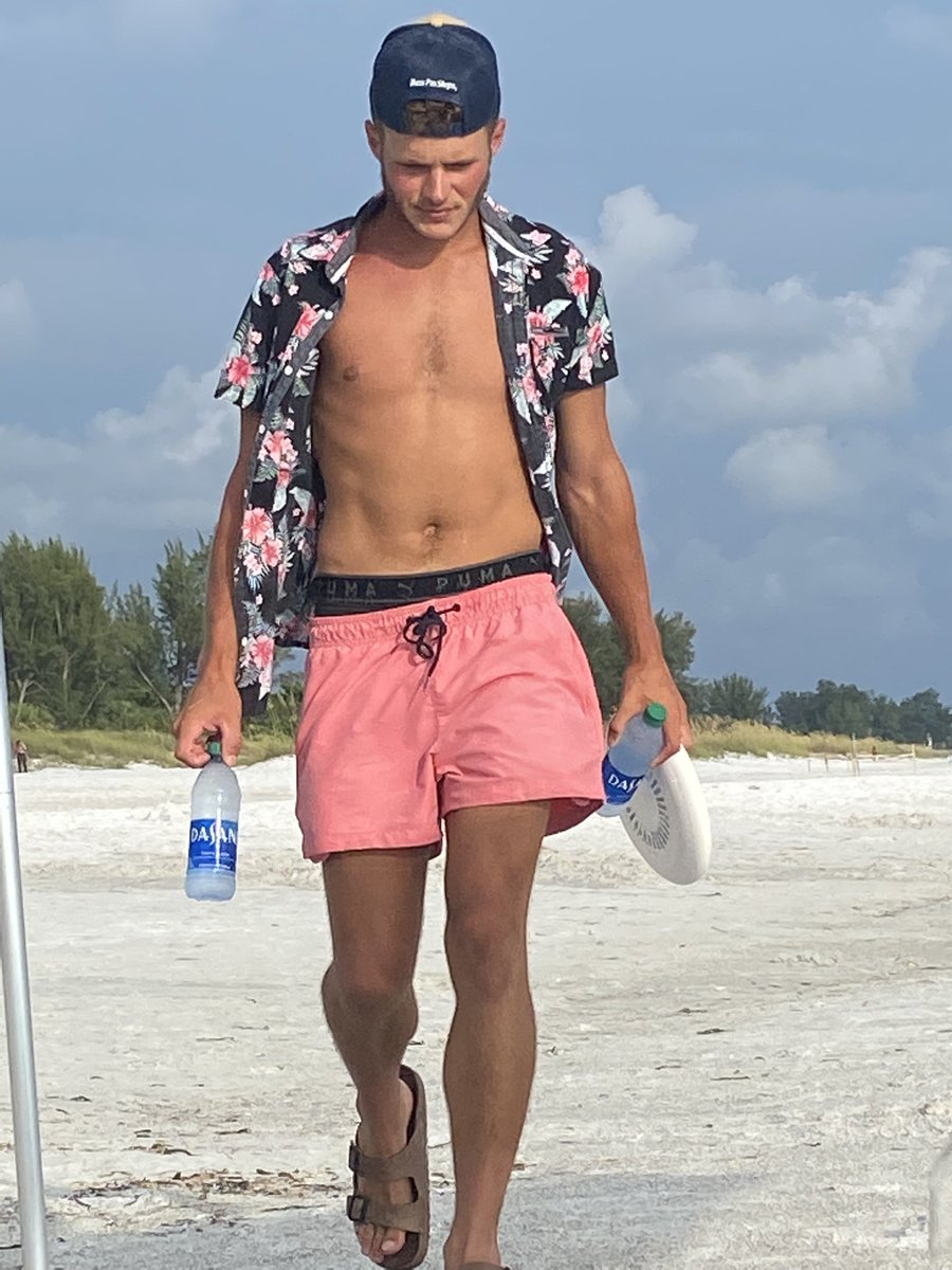 mw_kinsey's tweet photo. @dasaniwater Need a Dasani model? https://t.co/OOfLCGxKv4