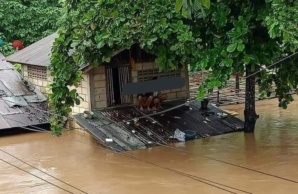 ทุกคนค่ะวันนี้ที่แม่สอดน้ำท่วมหนักแต่ไม่มีสื่อไหนลงข่าวเลยแอดขออนุญาตเป็นสื่อกลางเพื่อประสานสัมพันธ์ให้ทึกท่านได้ทราบนะคะแล้วฝากดันแท็กเพื่อช่วยพี่น้องชาวไทยกันด้วย 
#น้ําท่วมแม่สอด